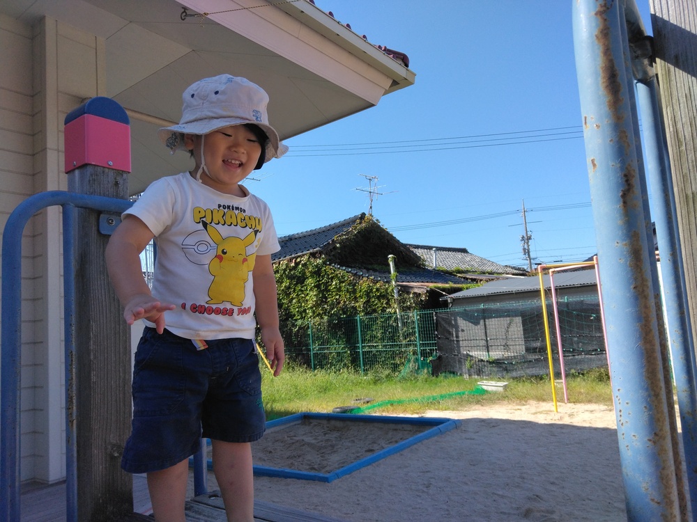 幼児園庭で遊んでいる様子 (3)