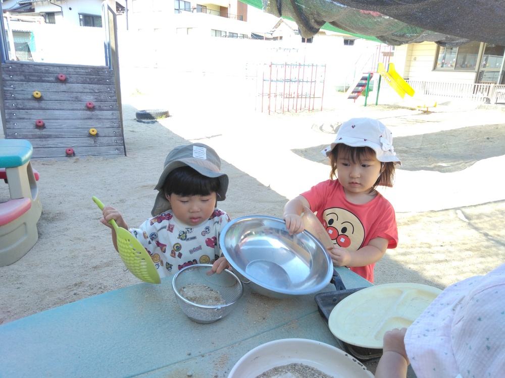 幼児園庭で遊んでいる様子 (5)