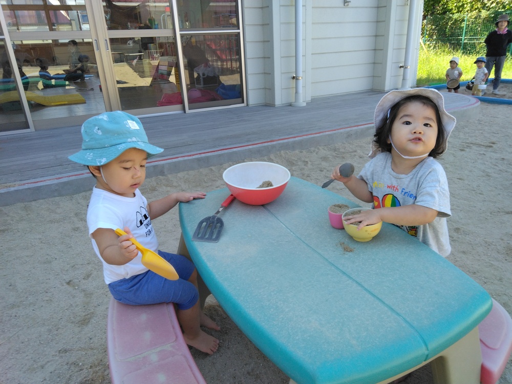 幼児園庭で遊んでいる様子 (6)