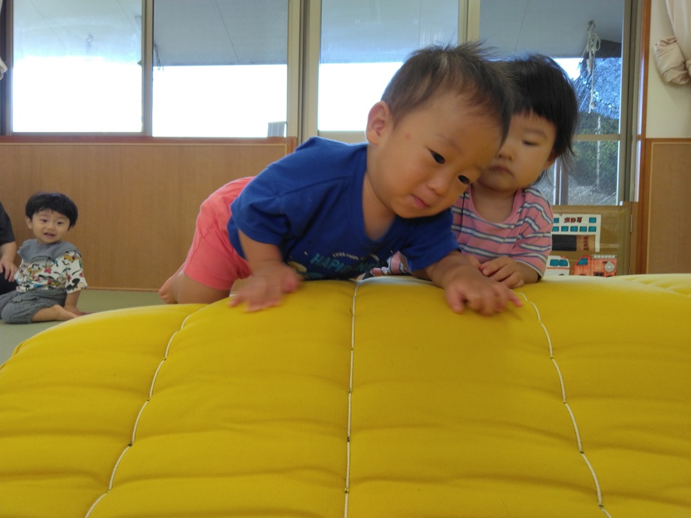 マットに上る子ども
