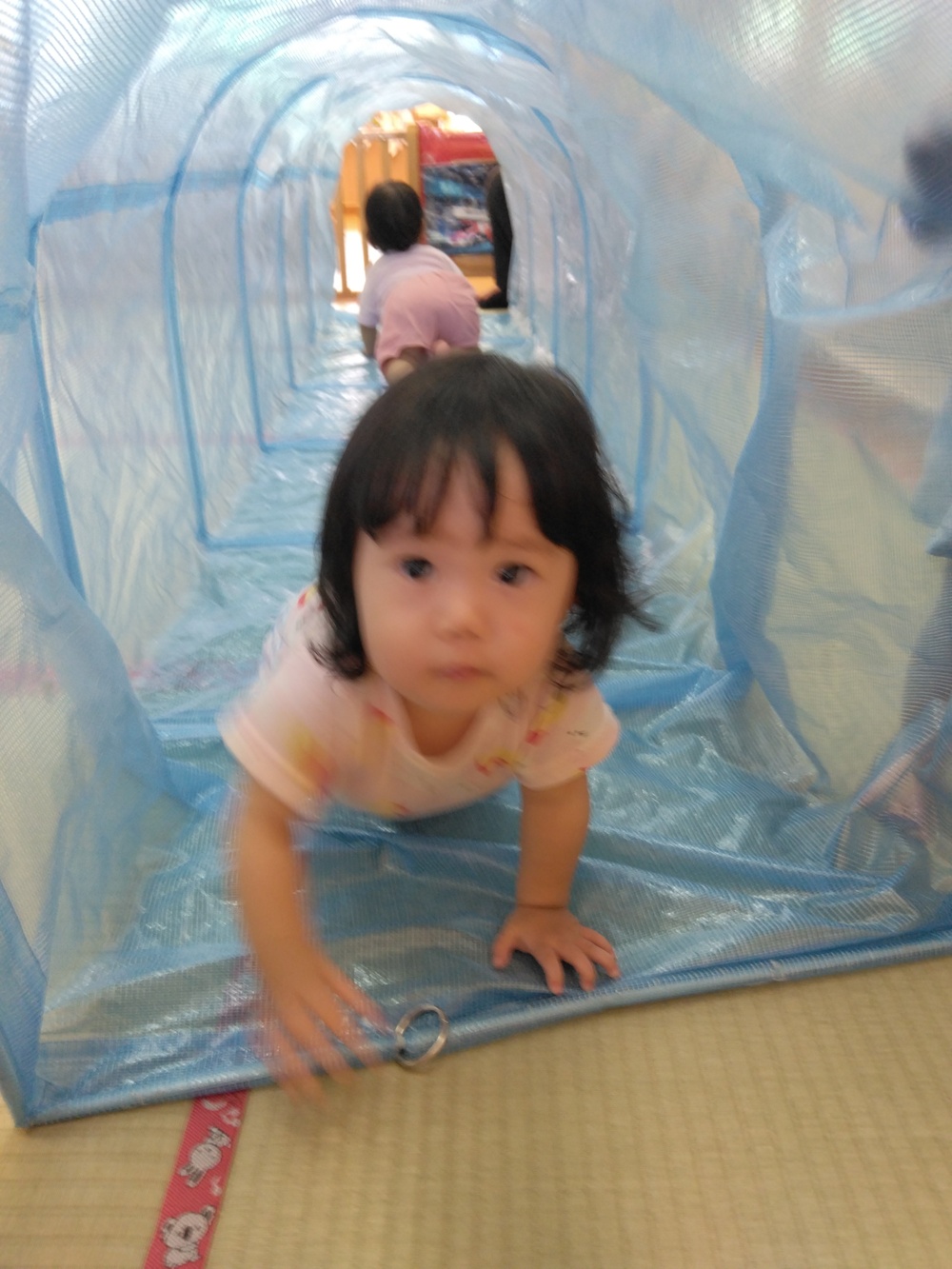 トンネルに入る子ども2