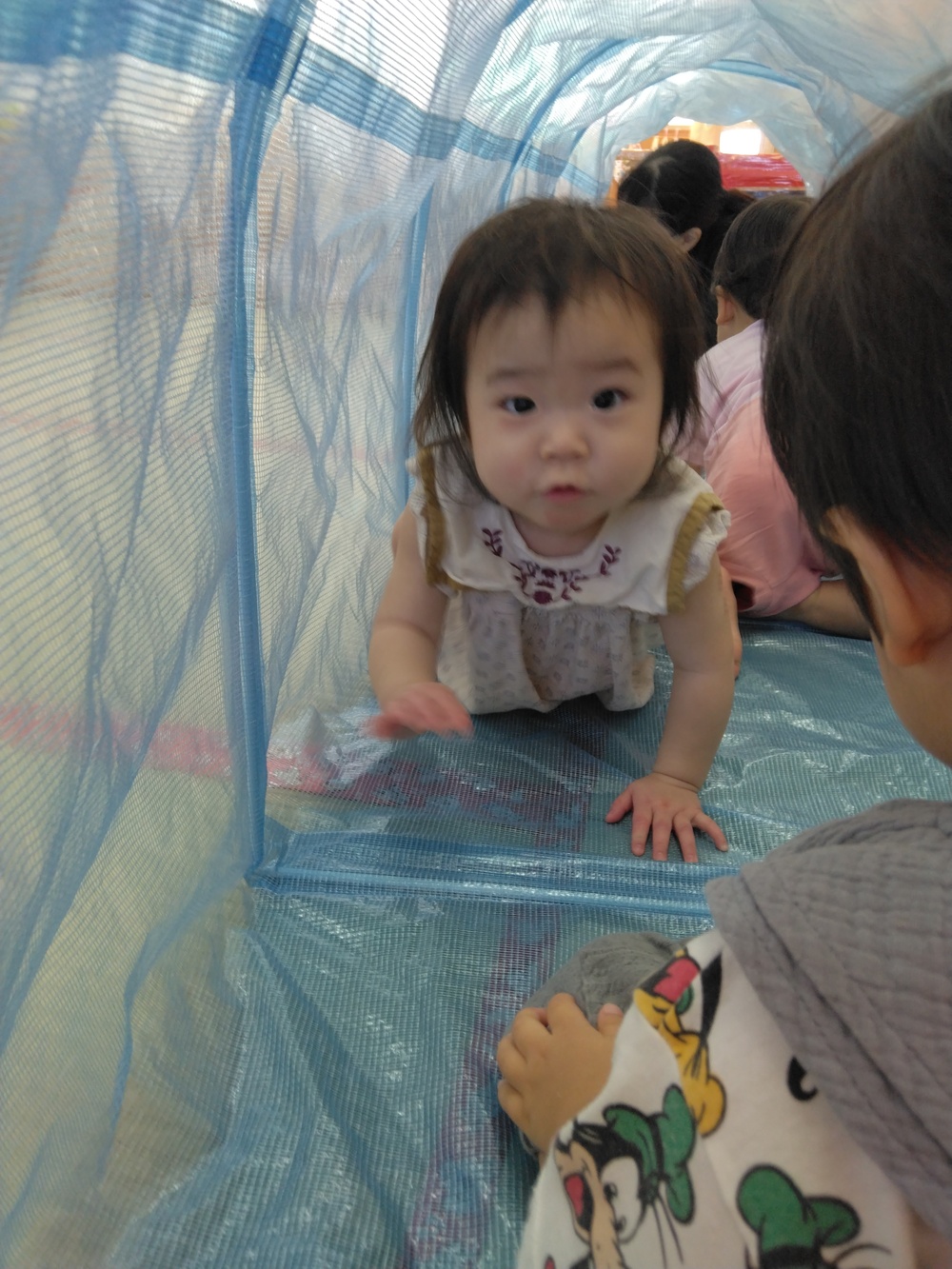トンネルに入る子ども