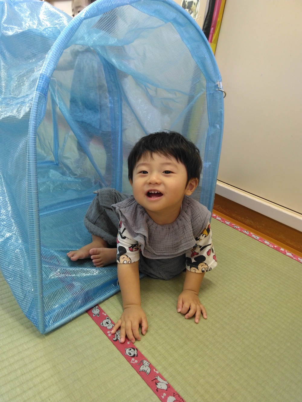 トンネルから出る子ども