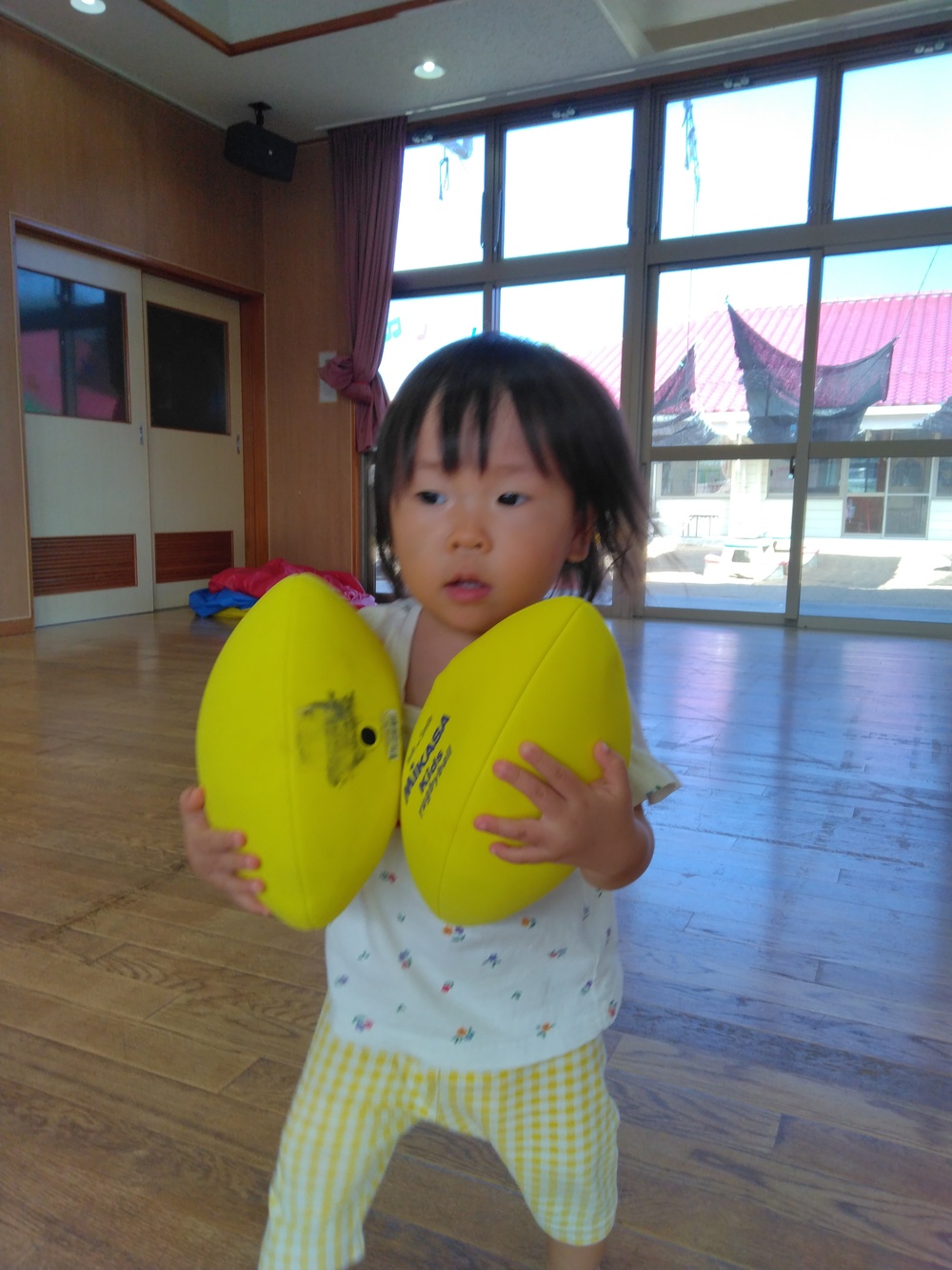 ボールで遊ぶ子ども⑴