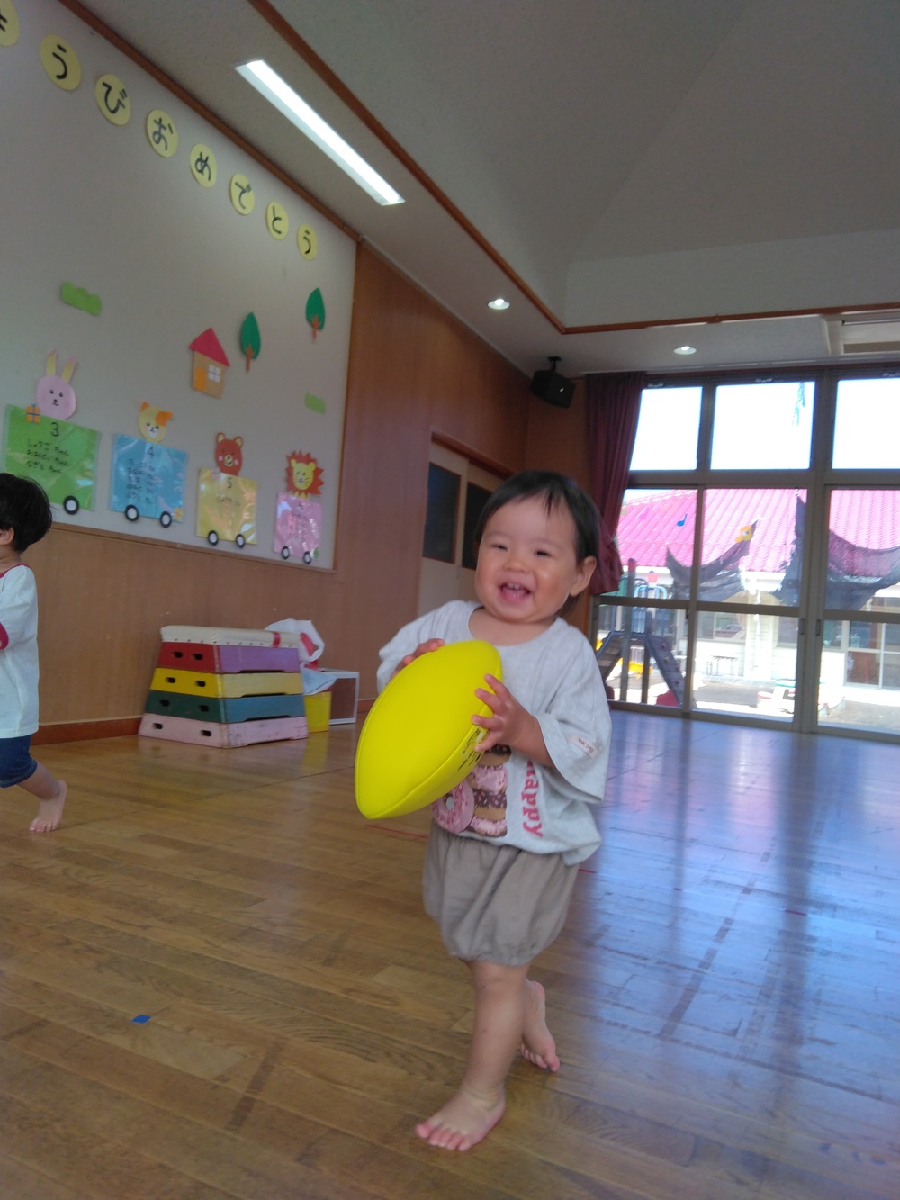 ボールで遊ぶ子ども⑵