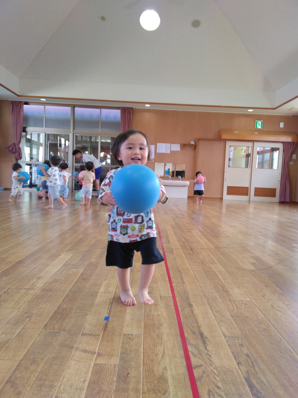 ボールで遊ぶ子ども⑶