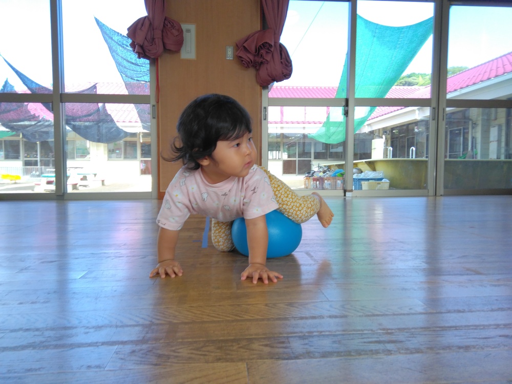 ボールで遊ぶ子ども⑷