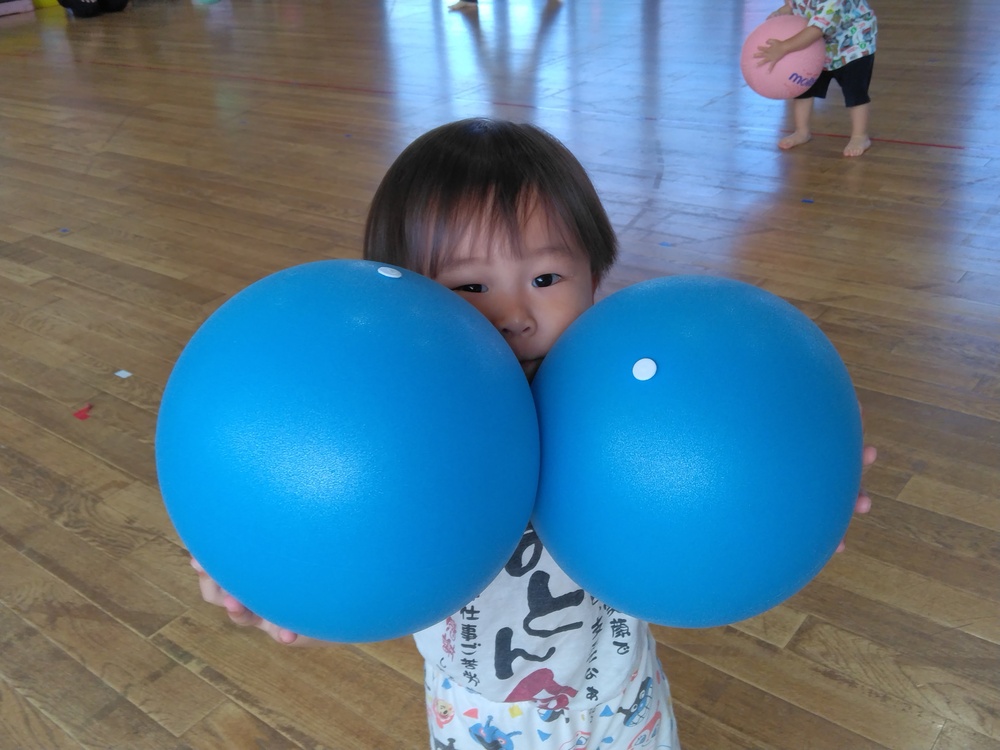 ボールで遊ぶ子ども⑸