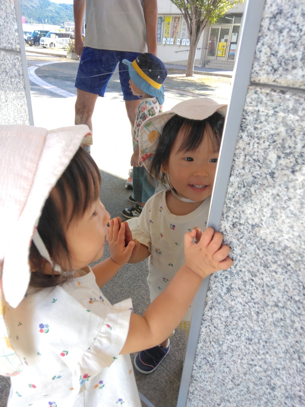あすてらす前で遊ぶ様子⑶