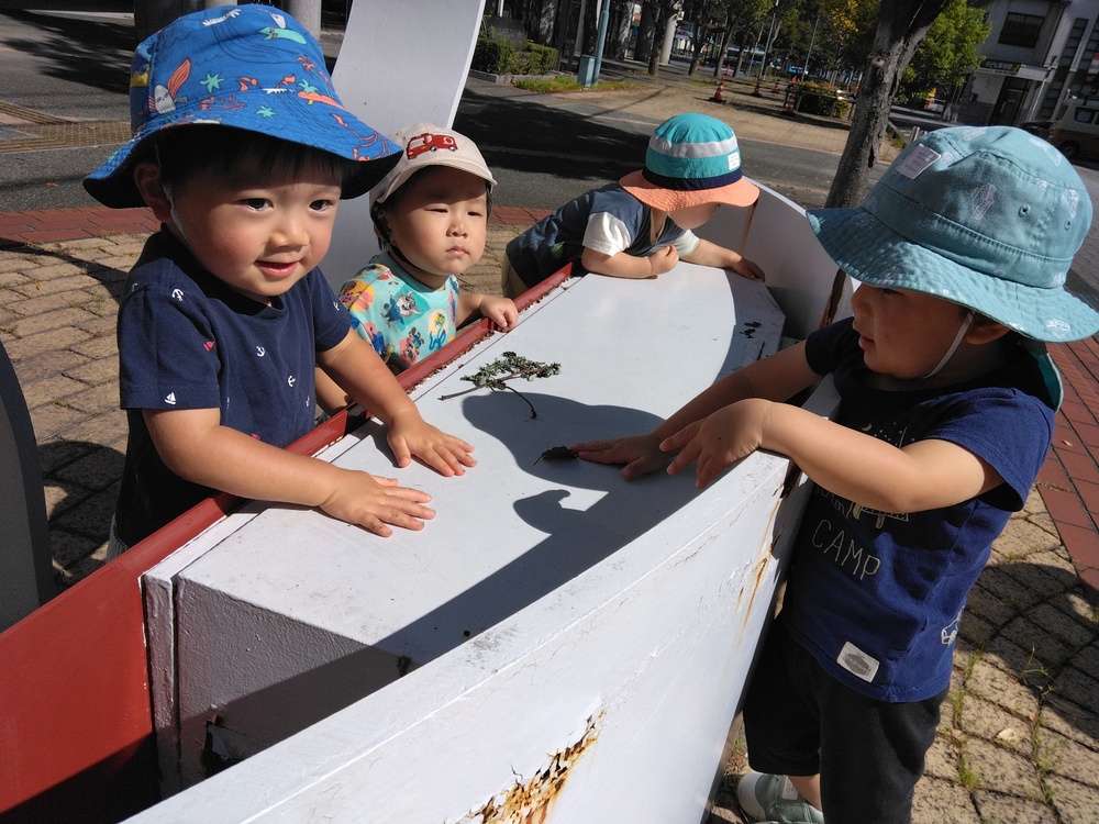 散歩に出かける子ども (1)