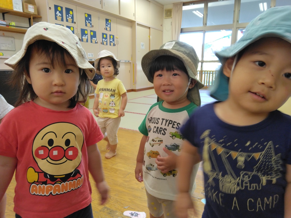 散歩に出かける子ども (2)