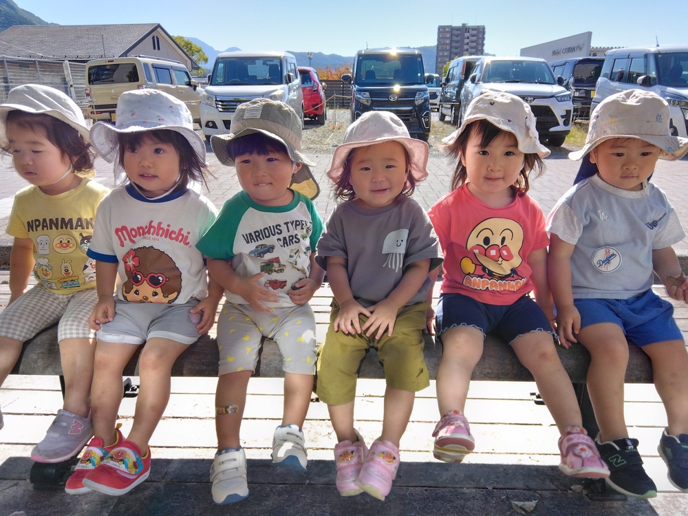 散歩に出かける子ども (5)