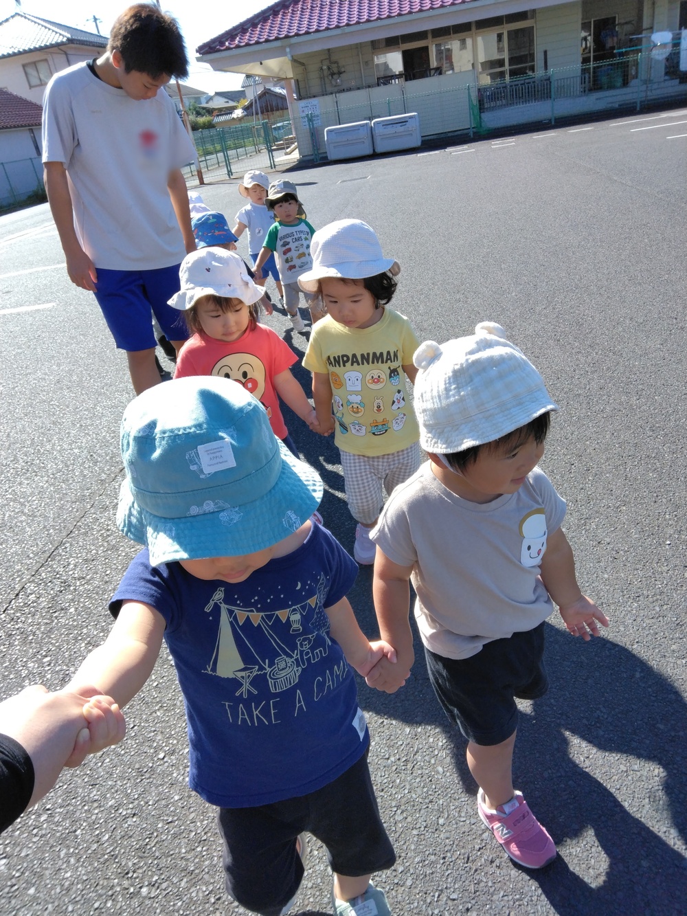 散歩に出かける子ども (3)