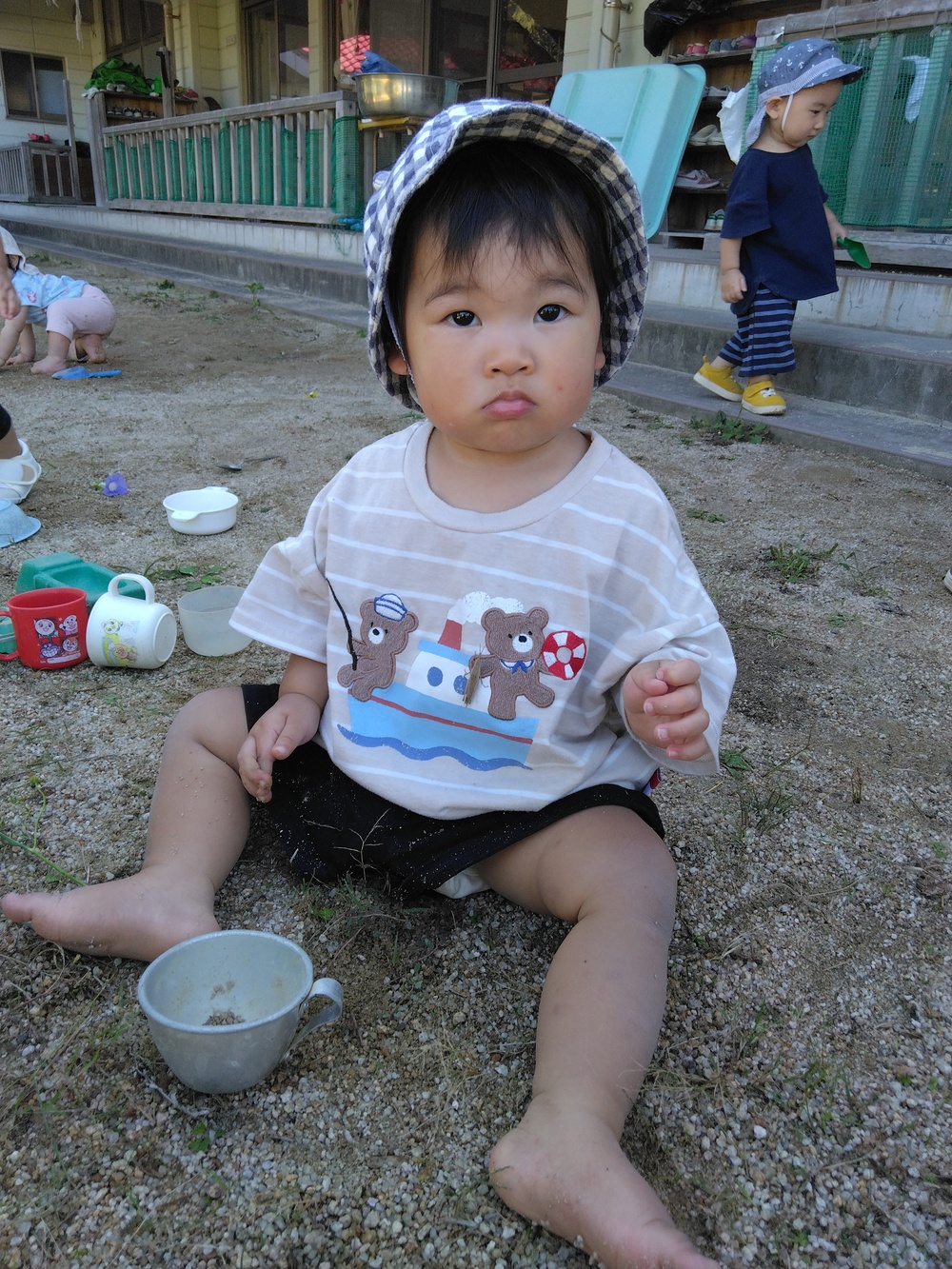 園庭で遊ぶ子ども１