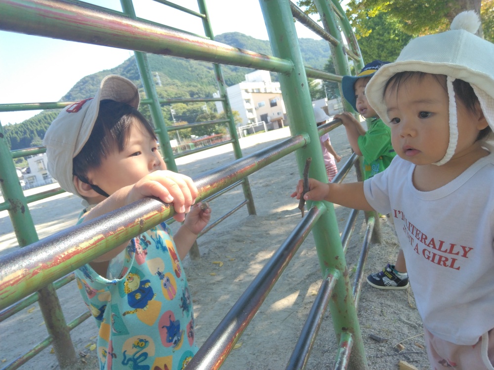 小学校で遊ぶ子ども１
