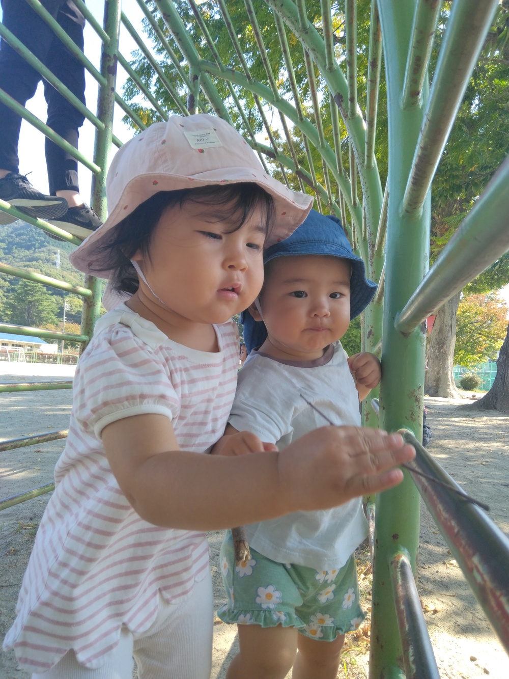 小学校で遊ぶ子ども２