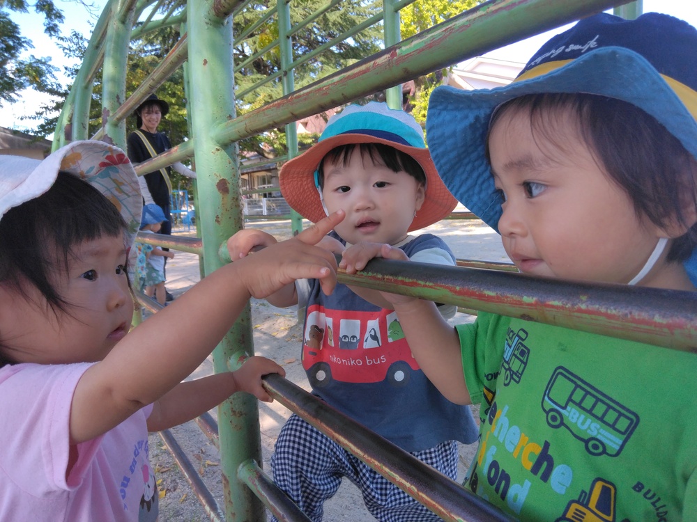 小学校で遊ぶ子ども４