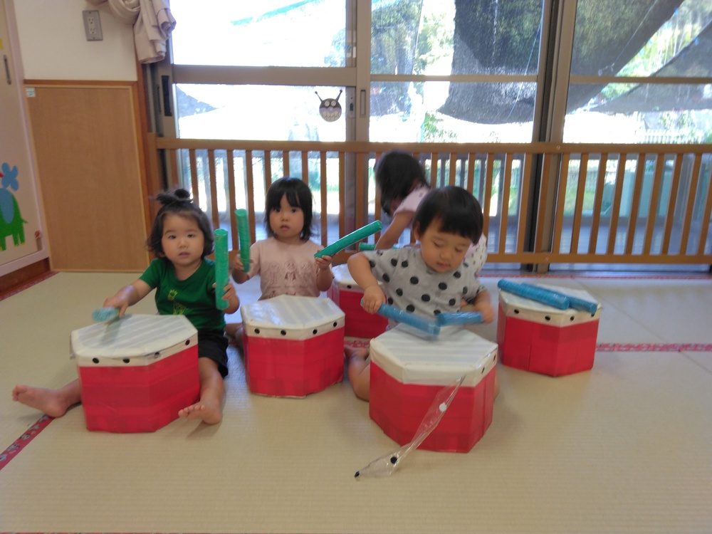 太鼓で遊んでいる様子
