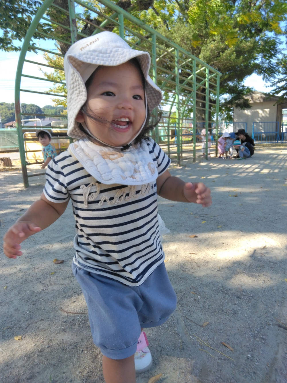 小学校で遊ぶ子ども５