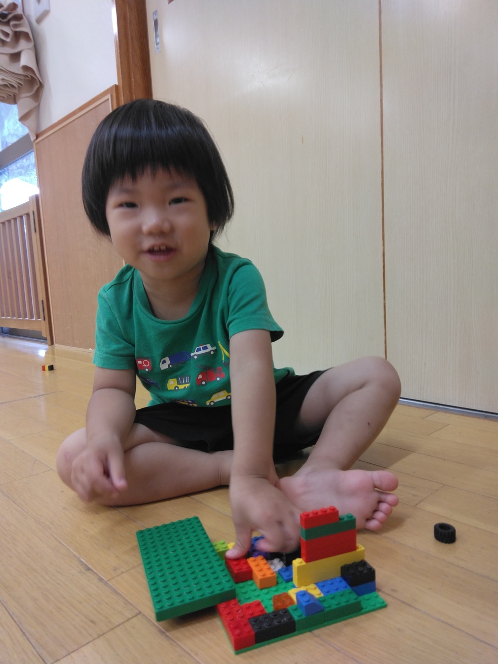 レゴで遊んでいる