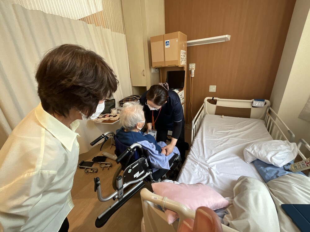 デイ職員が移乗を行う様子