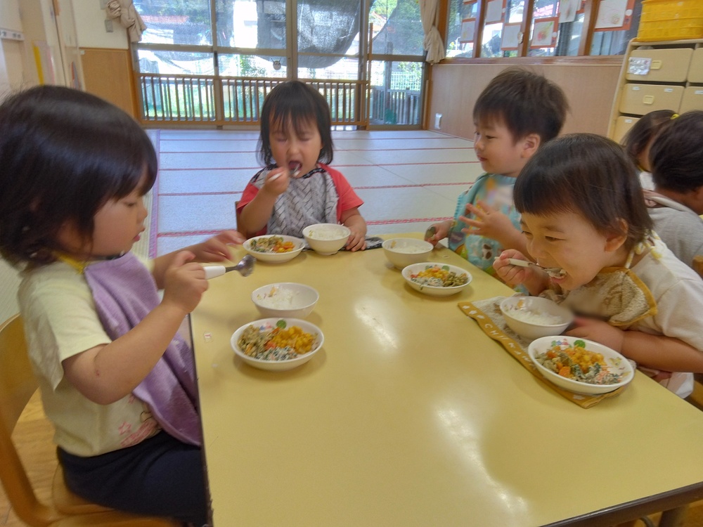 給食を食べる子ども