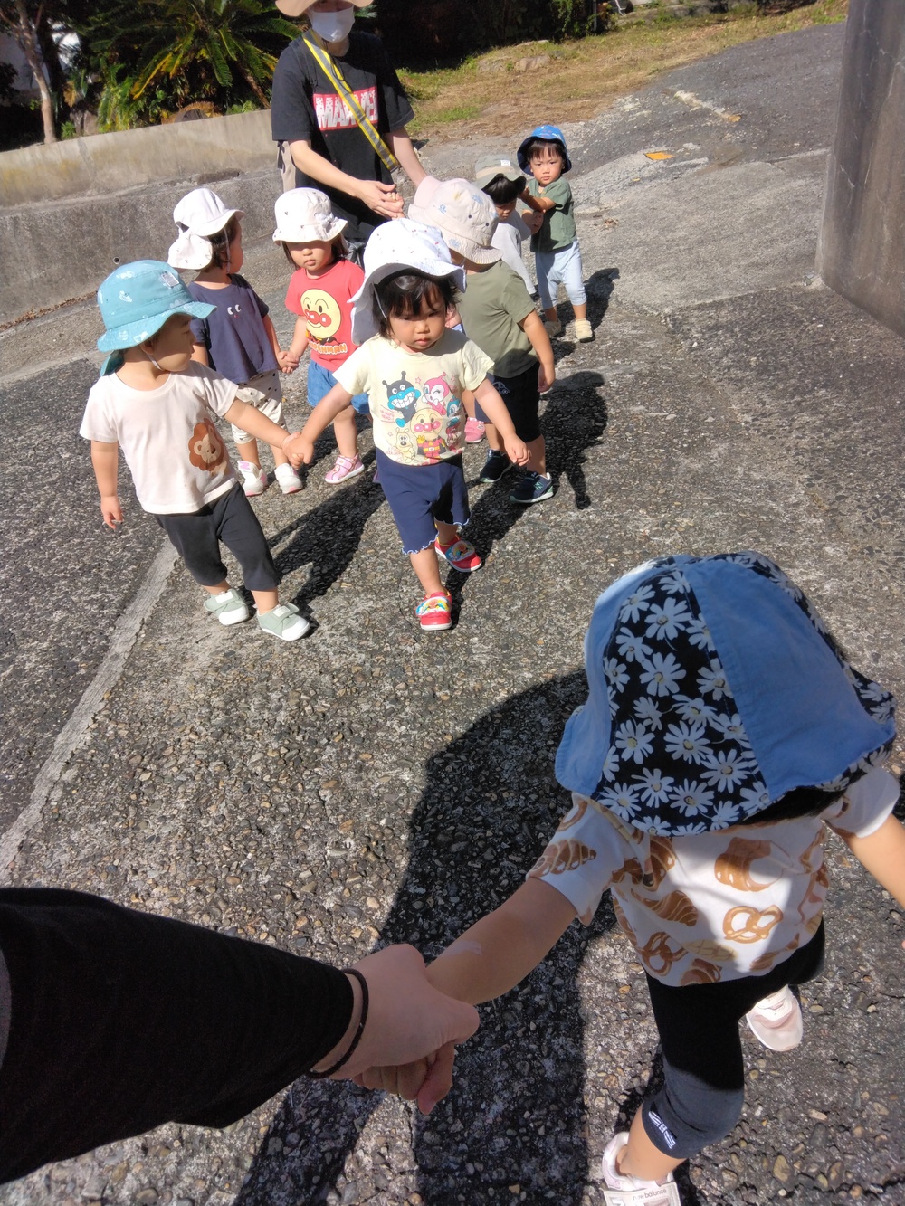 喜多の宮に散歩に行く子ども (2)