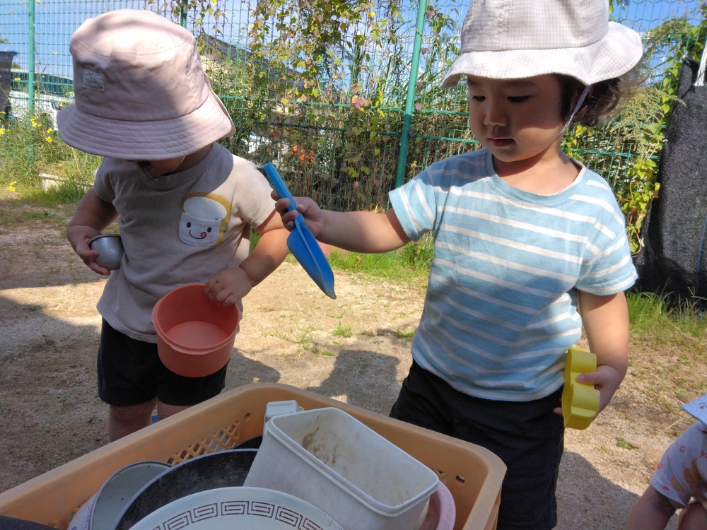 園庭で遊ぶ子ども (2)