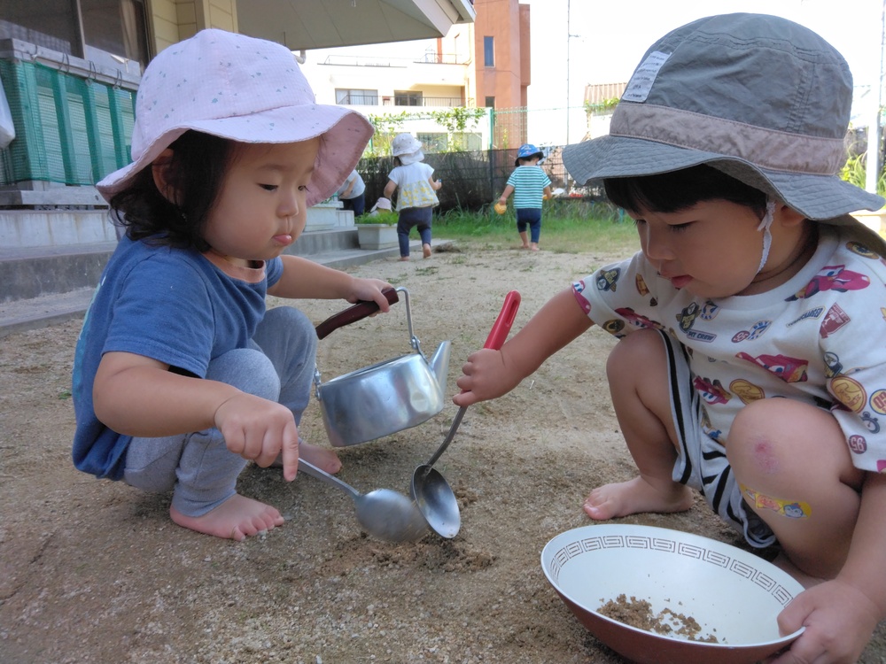 園庭で遊ぶ子ども (3)