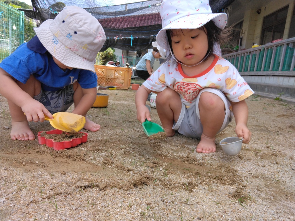 園庭で遊ぶ子ども (4)