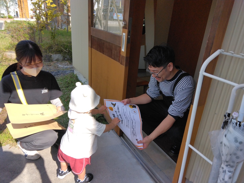 ハロウィンのポスターを渡す子ども⑵