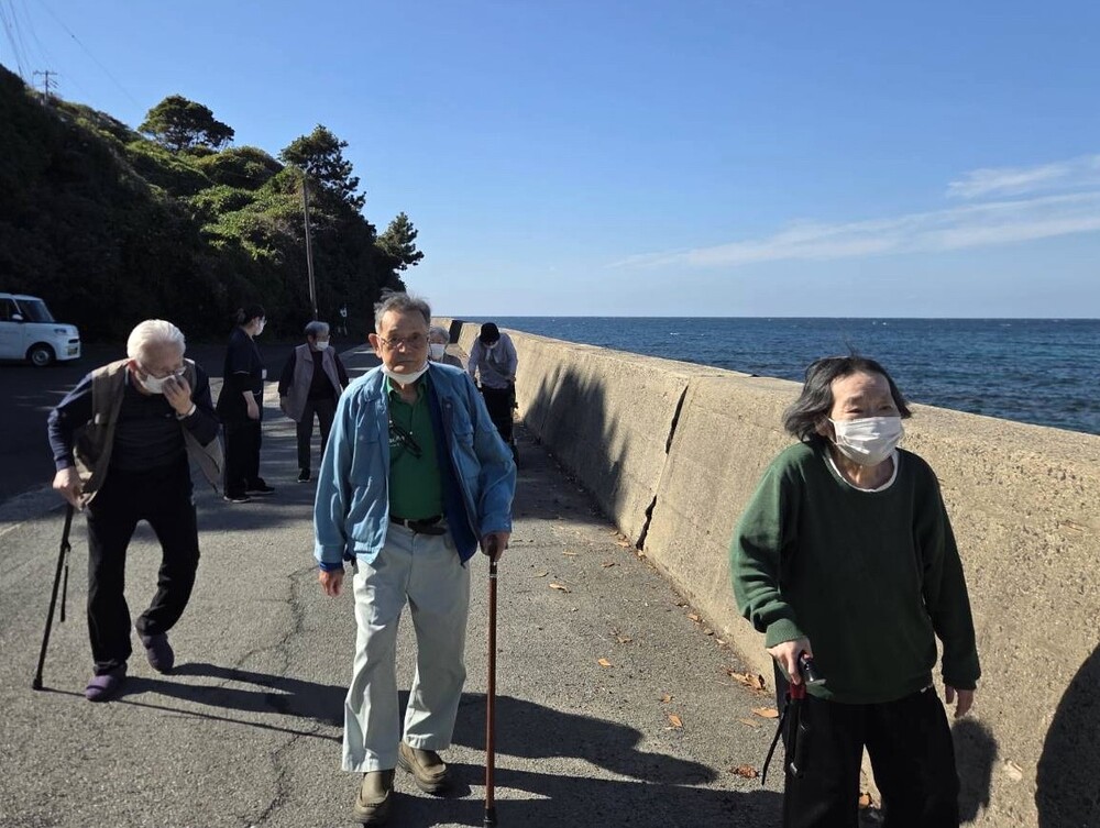 風を受けながら歩く