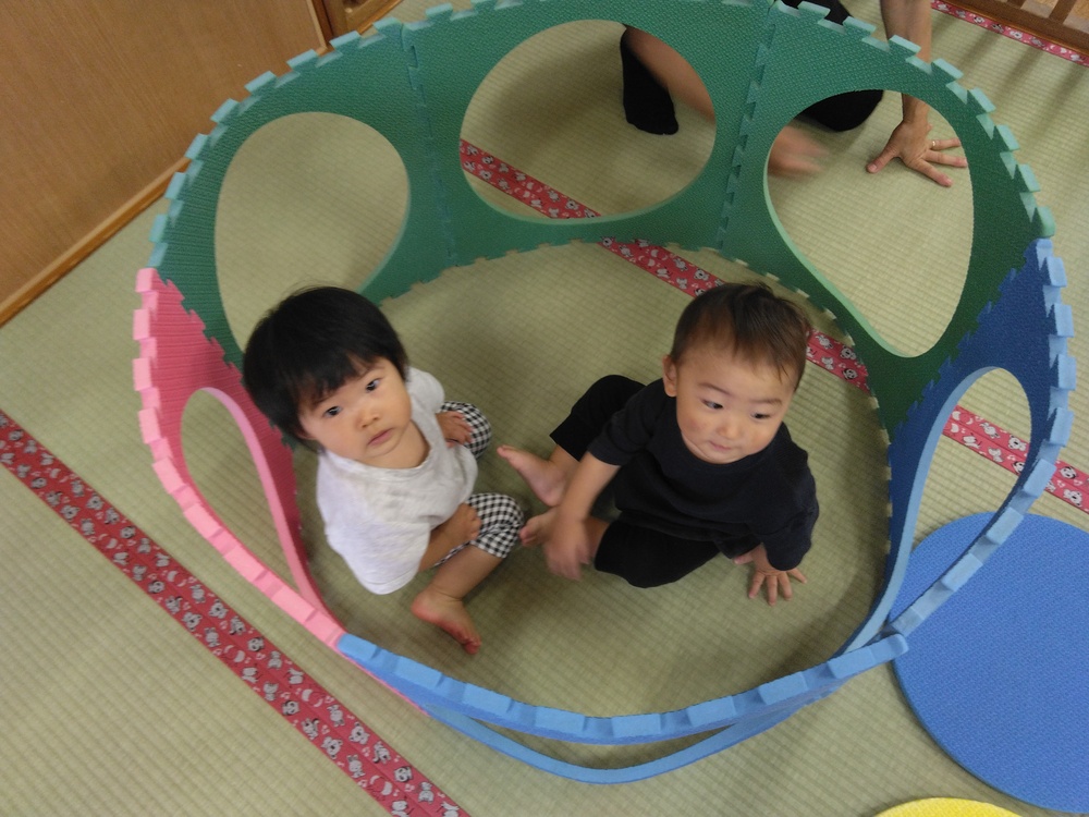 プラポイントで遊ぶ子ども３