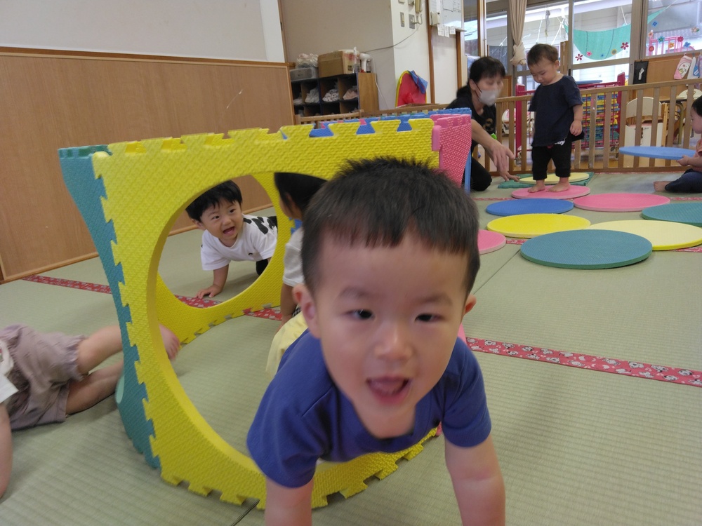プラポイントで遊ぶ子ども