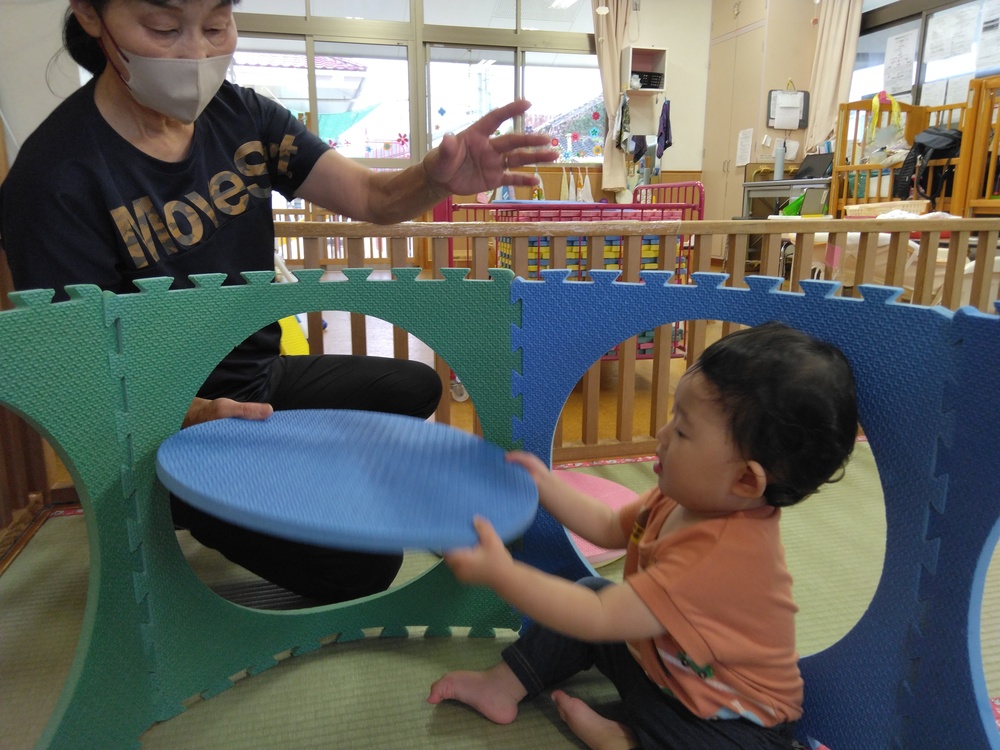 プラポイントで遊ぶ子ども６