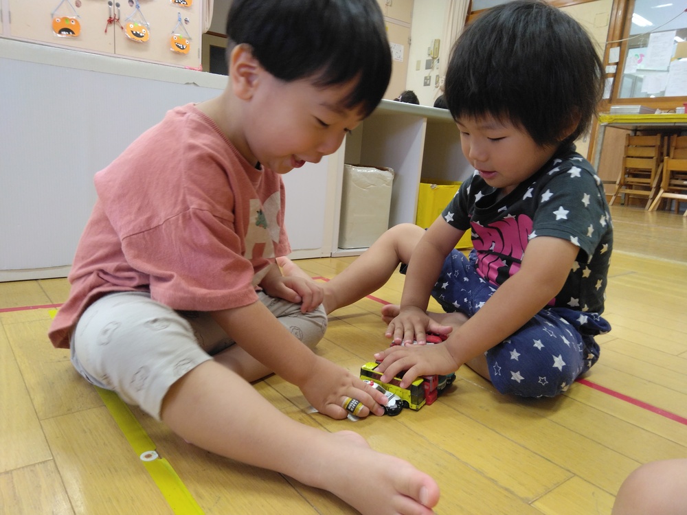 トミカで遊んでいる