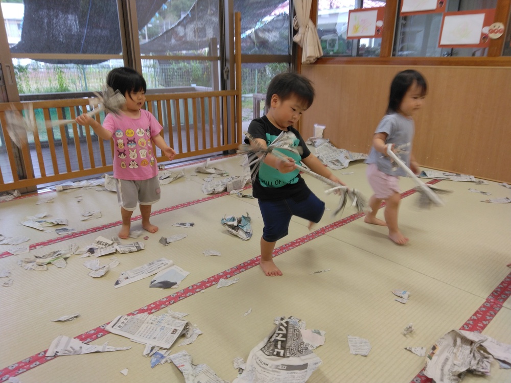 新聞紙で遊ぶ子ども (1)