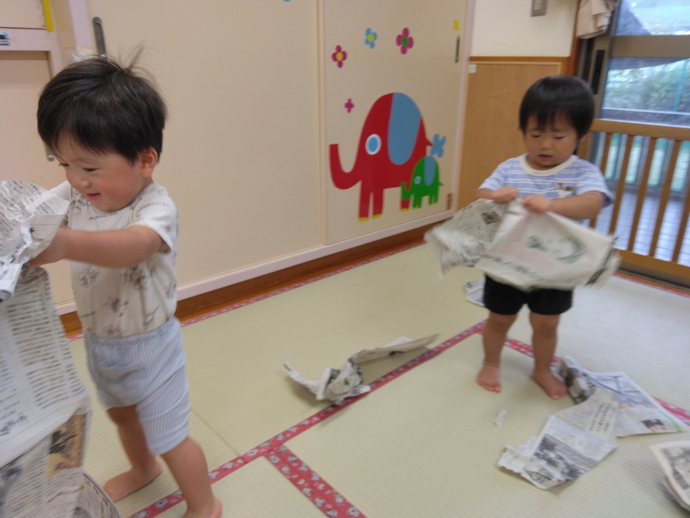 新聞紙で遊ぶ子ども (2)