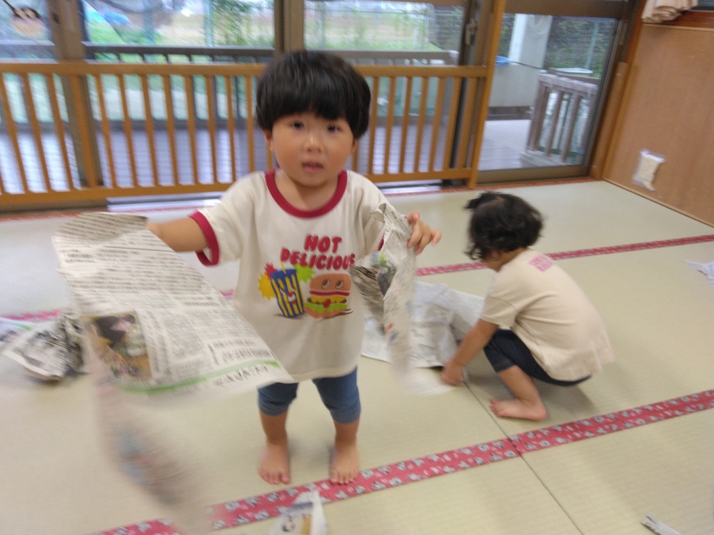 新聞紙で遊ぶ子ども (3)