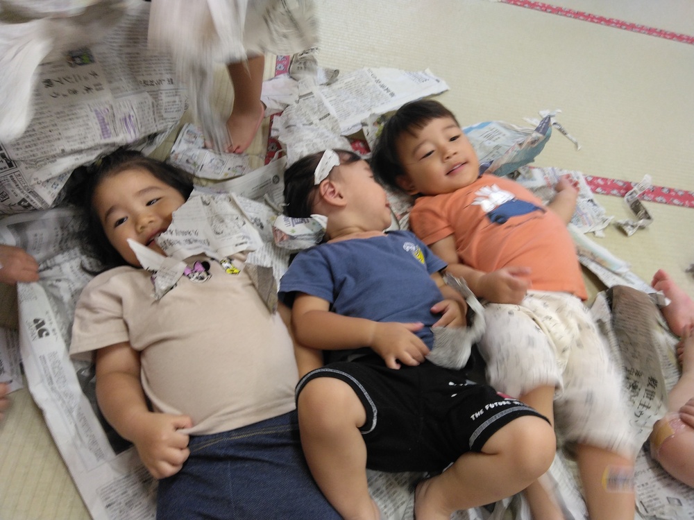 新聞紙で遊ぶ子ども (4)