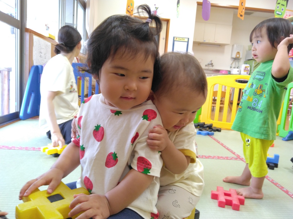 ブロックで遊ぶ子ども⑴