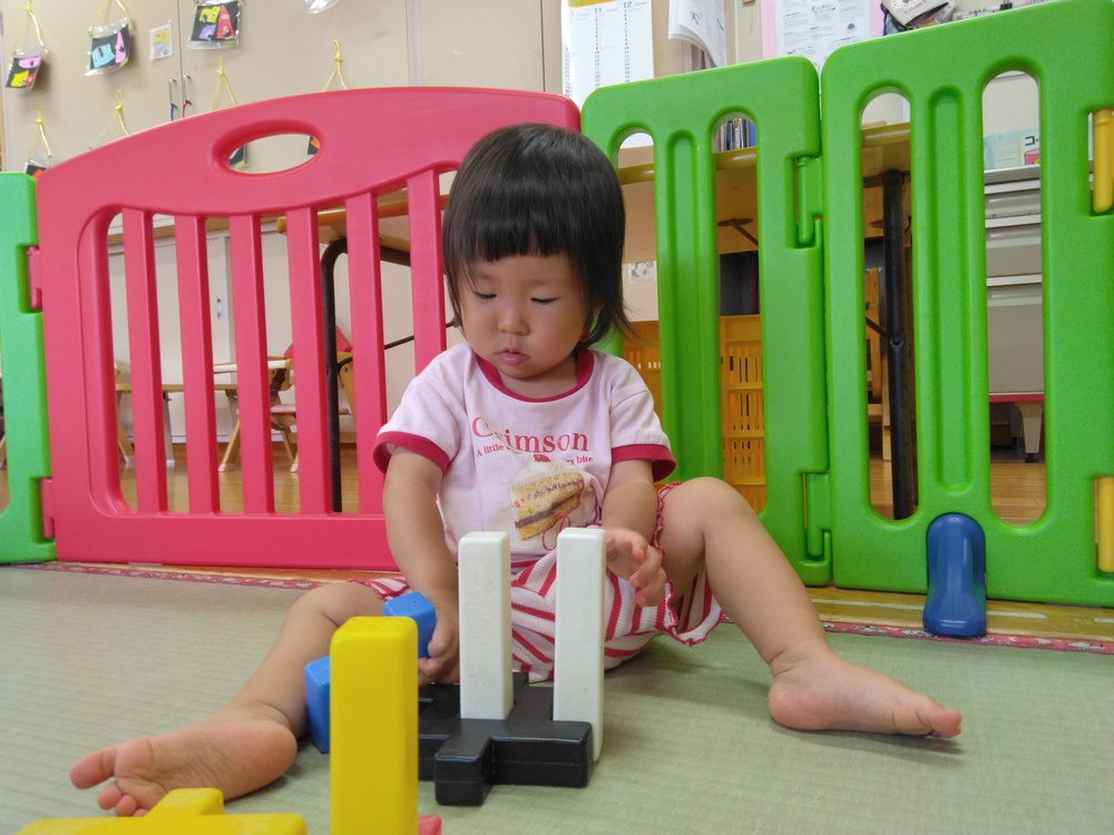 ブロックで遊ぶ子ども⑵