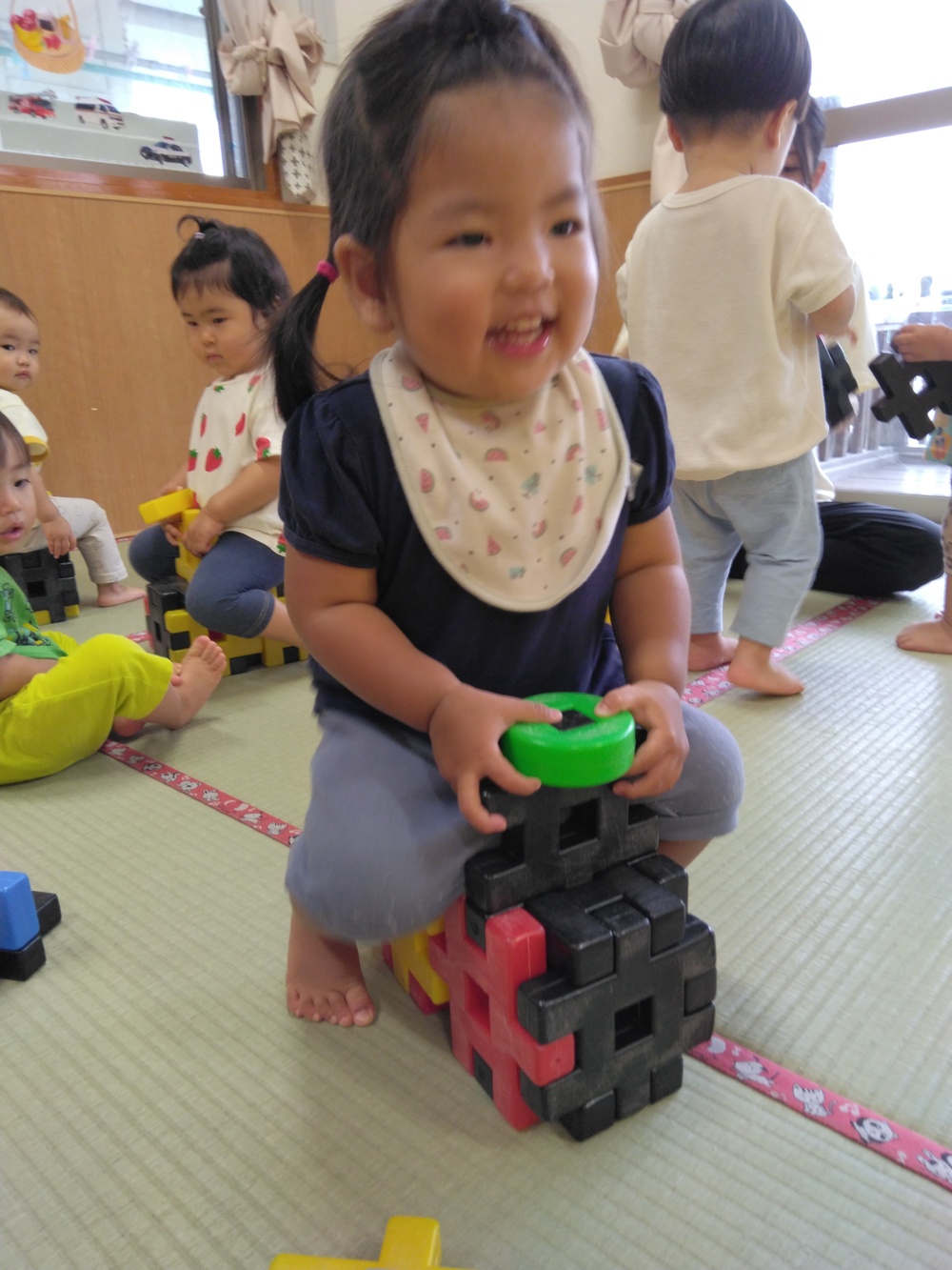 ブロックで遊ぶ子ども⑶
