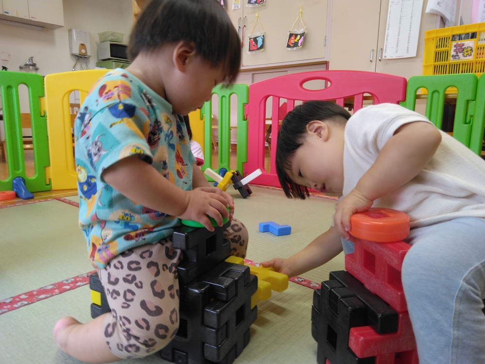 ブロックで遊ぶ子ども⑸