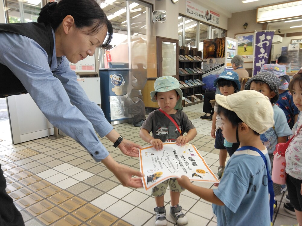 ハロウィンのポスター配布 (4)