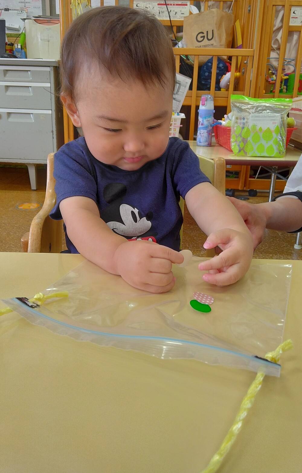製作をする子ども