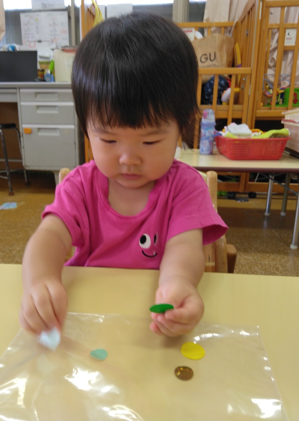 製作をする子ども２