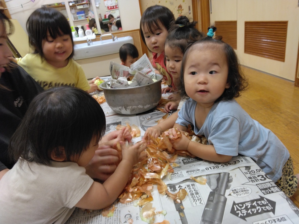 玉ねぎの皮むきをする子ども (1)