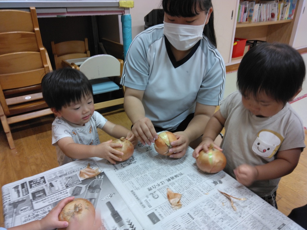 玉ねぎの皮むきをする子ども (4)
