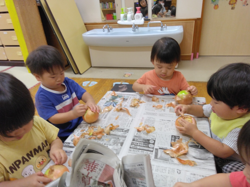 玉ねぎの皮むきをする子ども (5)